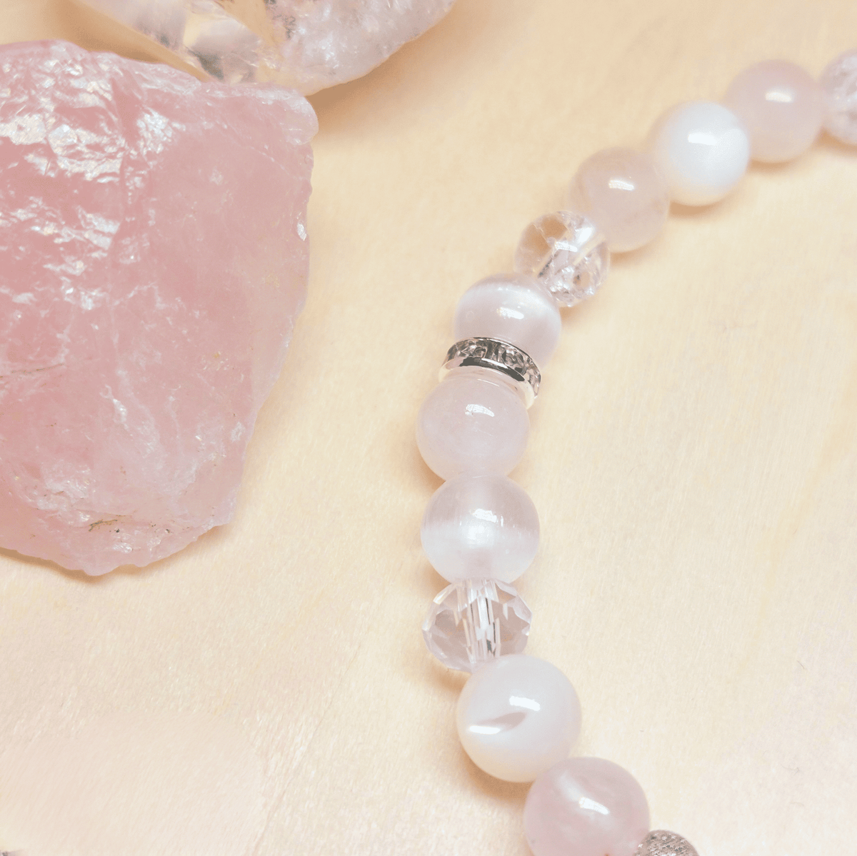 Bracelet Aphrodite – Quartz Rose, Sélénite, Nacre & Cristal de Roche