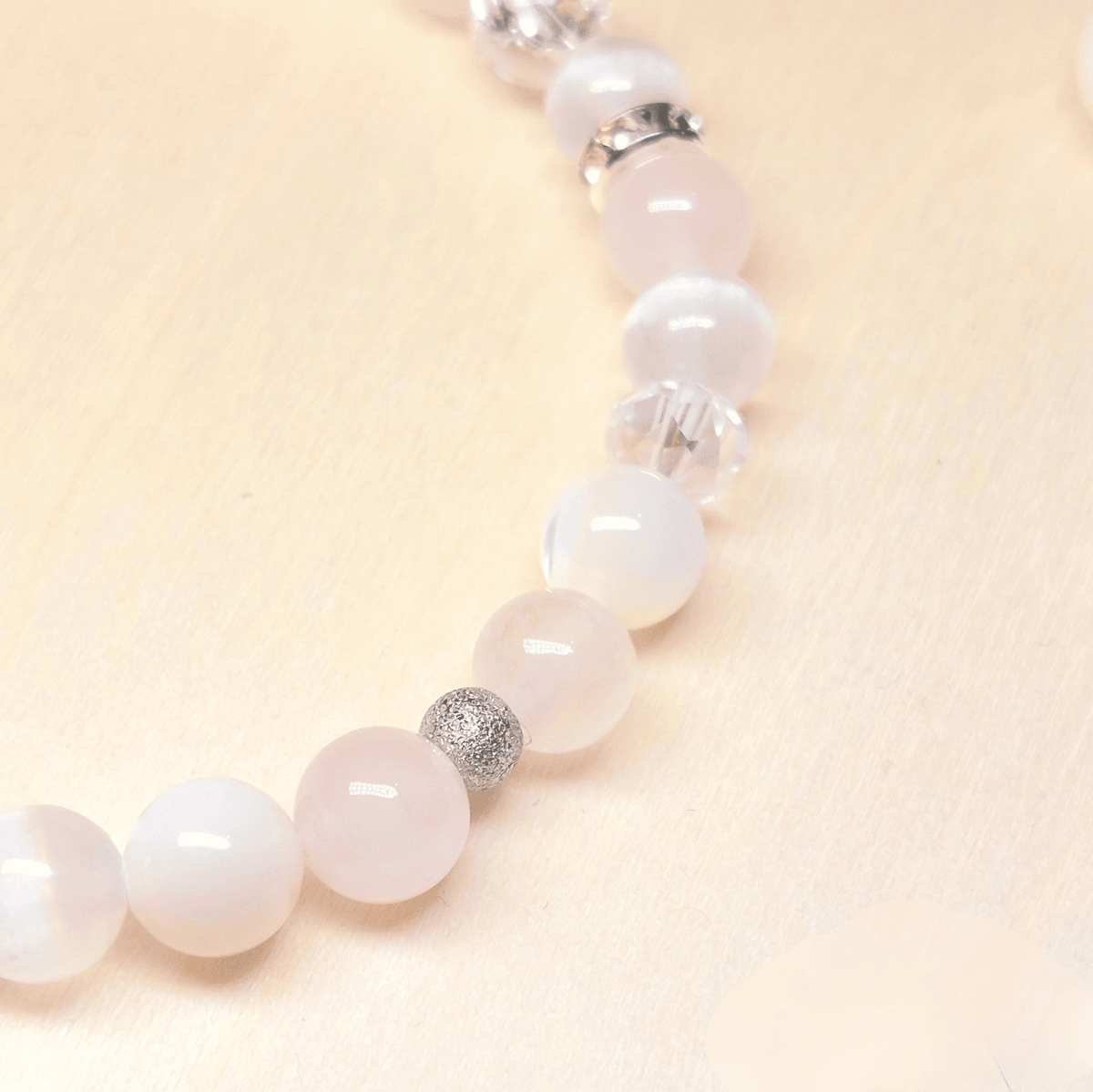 Bracelet Aphrodite – Quartz Rose, Sélénite, Nacre & Cristal de Roche