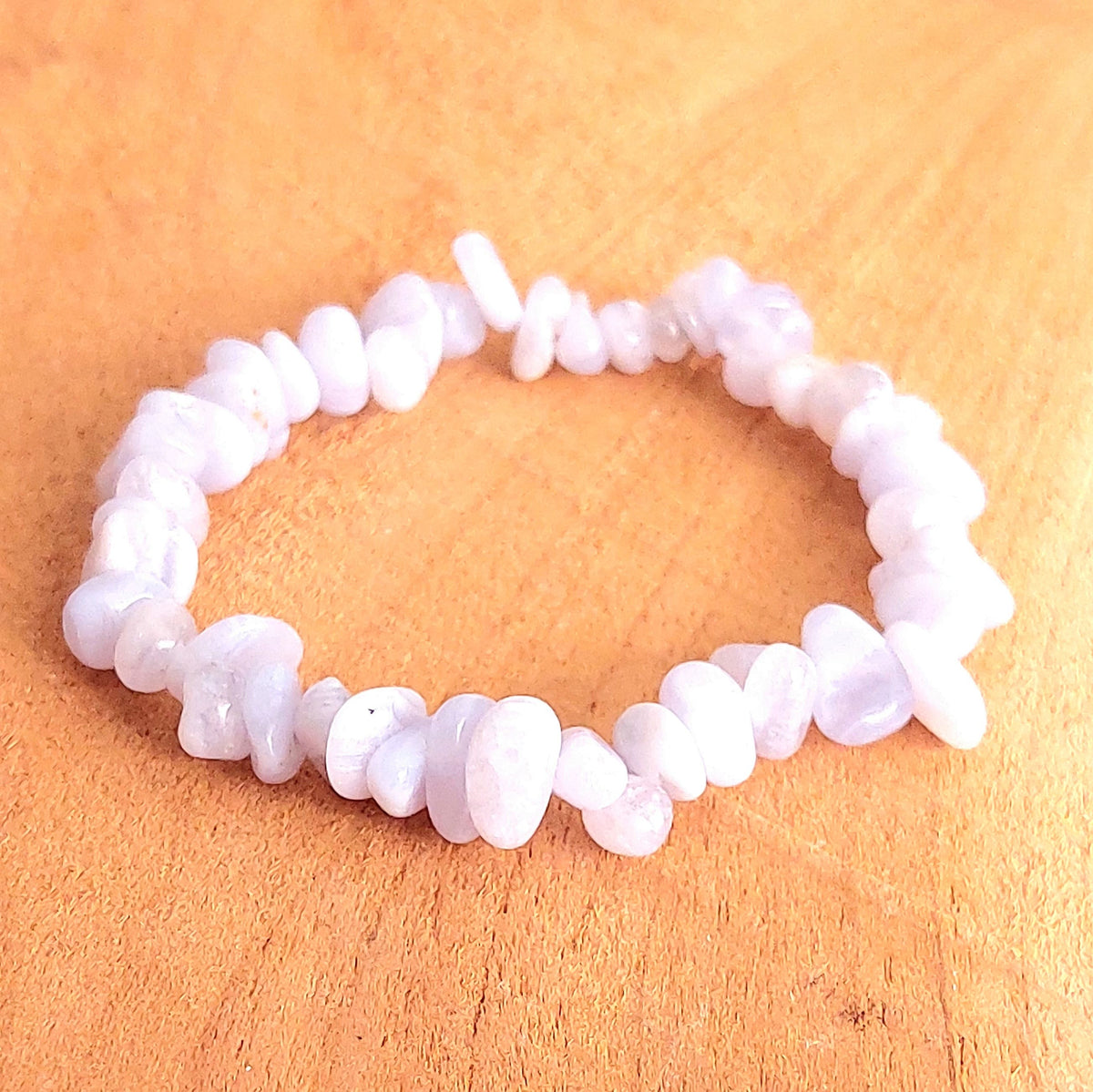 Bracelet Chips en Calcédoine Naturelle – Douceur & Sérénité