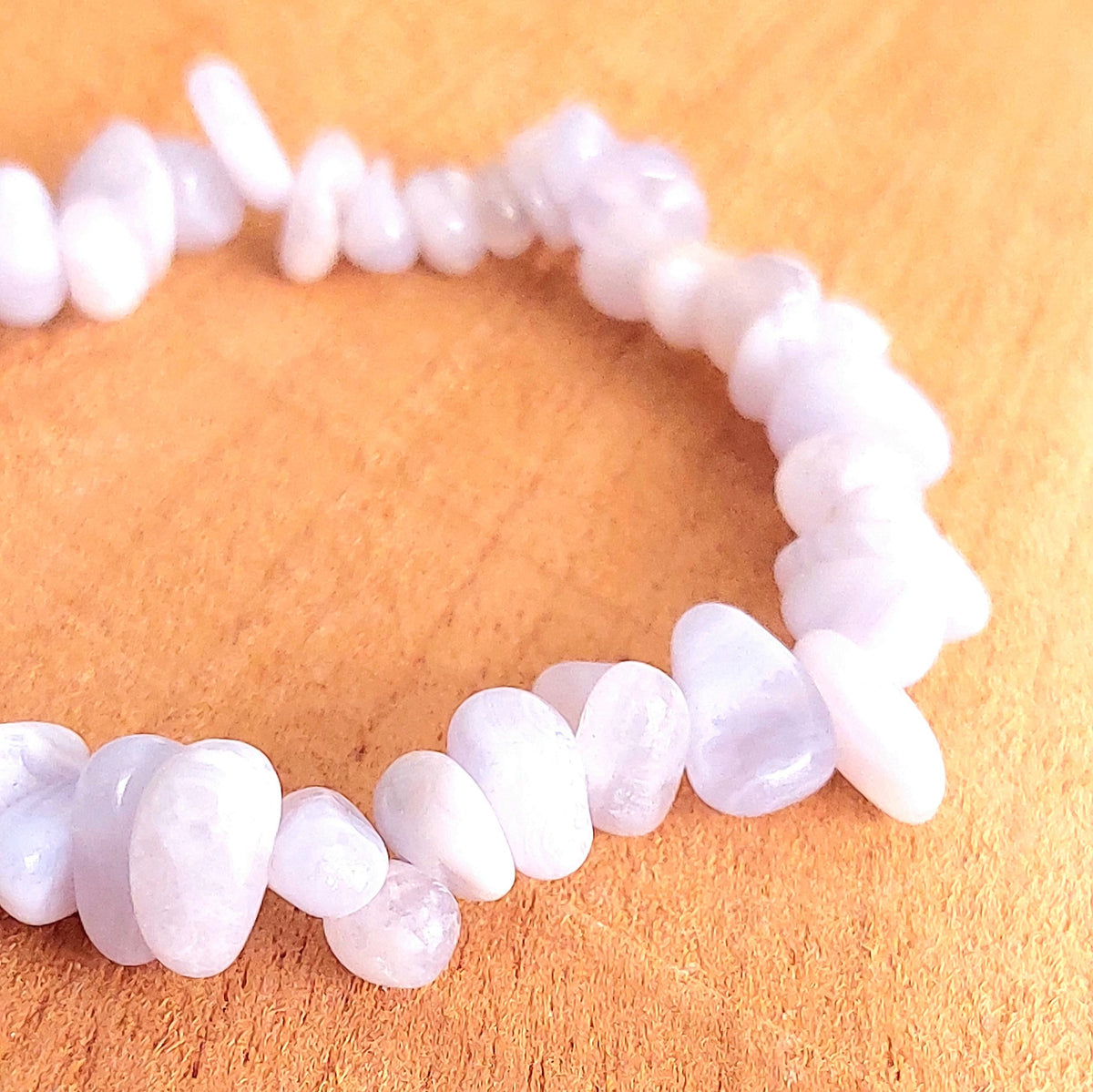 Bracelet Chips en Calcédoine Naturelle – Douceur & Sérénité