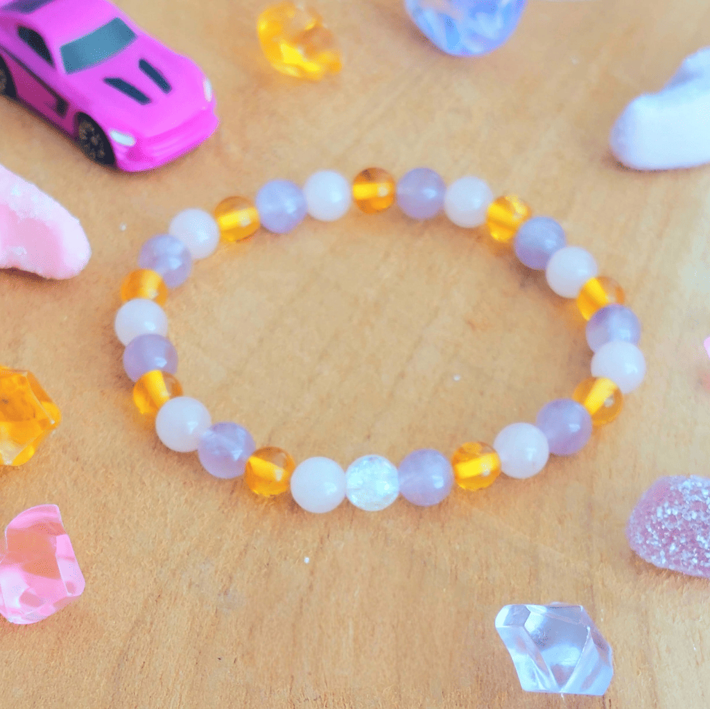 Bracelet Enfant « Douce Croissance » – Ambre, Quartz Rose, Améthyste & Cristal de Roche irisé